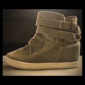 Girl’s heeled booties